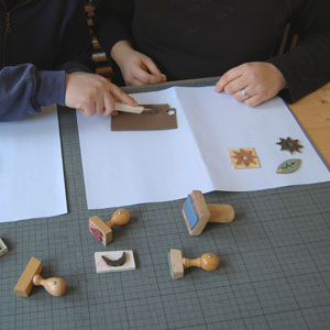 Ausschneiden der Stempel mit einem Cutter, Stempel schneiden bei Workshops und Straßenfesten