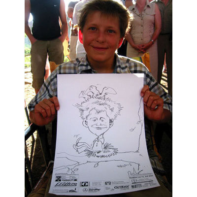 Junge mit seinem Porträt: Schnnellzeichnungen und Karikaturen bei Veranstaltungen