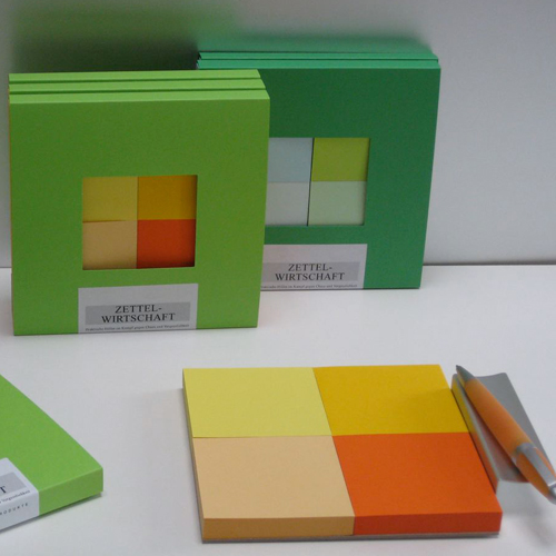 Zettelwirtschaft, Zettelblock in vier Farben, praktische Design-Objekte aus Deutschland