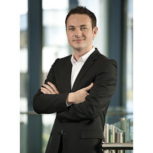Businessportrait für den Kunden Salamander-Schuhe mit einer Mischung aus Tages-Kunst- und Blitzlicht , Unternehmensfotografie
