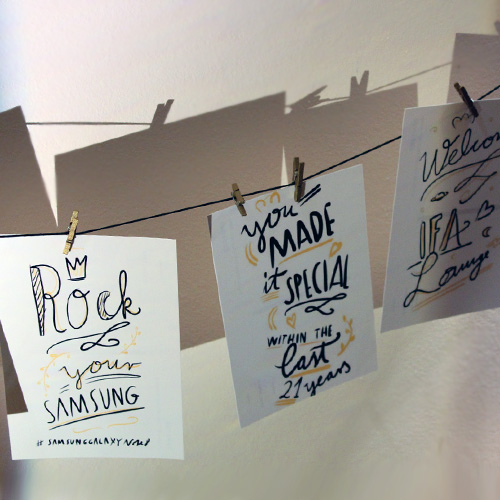 Gedruckte Letterings hängen in der Lounge zum Abholen, Lettering-Artist auf Smartphone oder Tablet für Events und Messen, Kunde: Samsung IFA Lounge