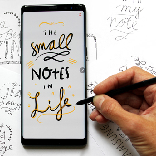 Analoge Skizzen und digitales Hand Lettering, Lettering-Artist auf Smartphone oder Tablet für Events und Messen, zum Thema Notizen/Notes