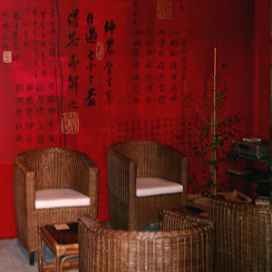 Gedichte über Tee, chinesische Kalligrafie geschrieben auf die Wand eines Teehauses in Wien