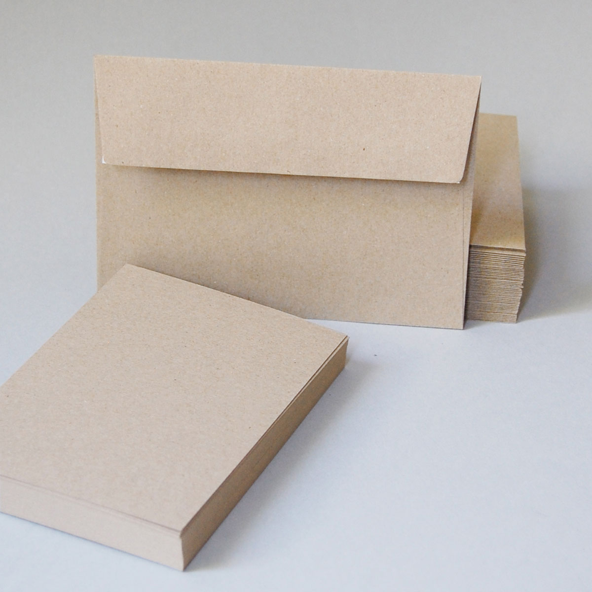 Briefkarten aus sandfarbenem Recycling-Karton, DIN A6 mit passenden Briefumschlägen