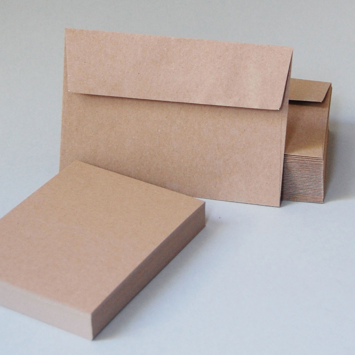 Postkarten aus braunem Recycling-Karton, DIN A6 mit passenden Briefumschlägen