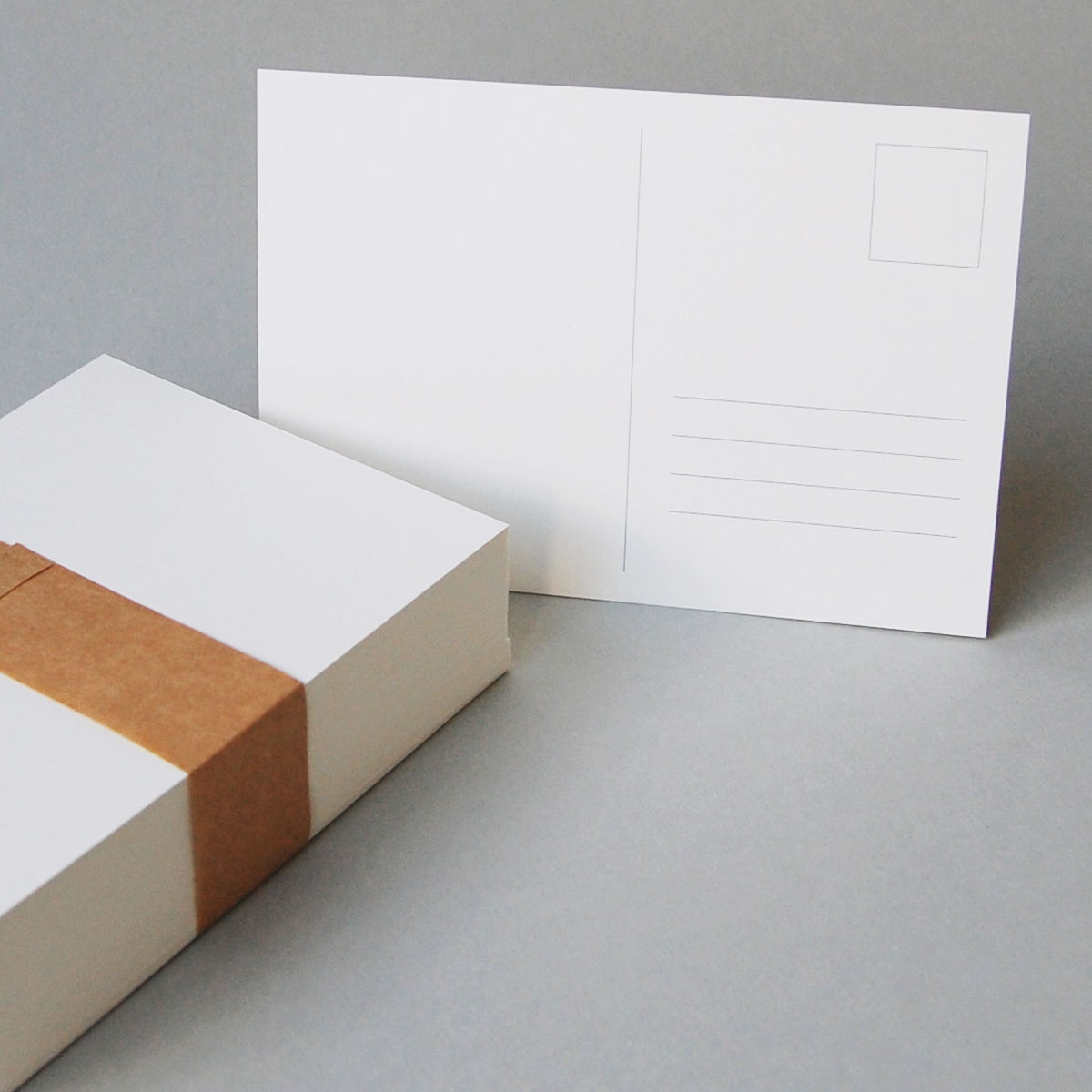 recycelte Postkarten mit vorgedrucktem Adressfeld, weißer, stabiler Recyclingkarton