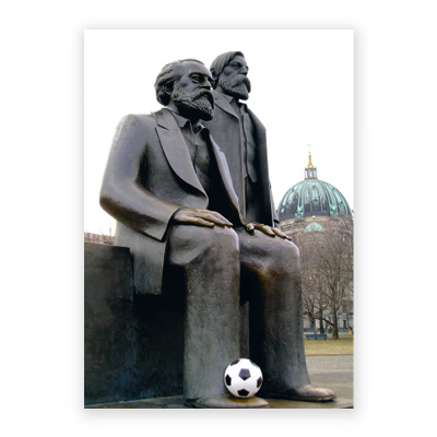 Fußball-Postkarten, kapitale Ballberührung, Berlin am Ball mit Marx und Engels