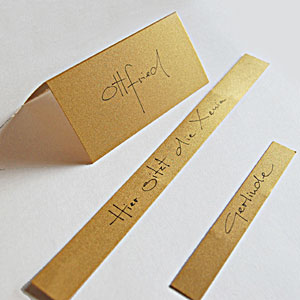 exclusive goldene Tischkarten mit der Hand beschriftet