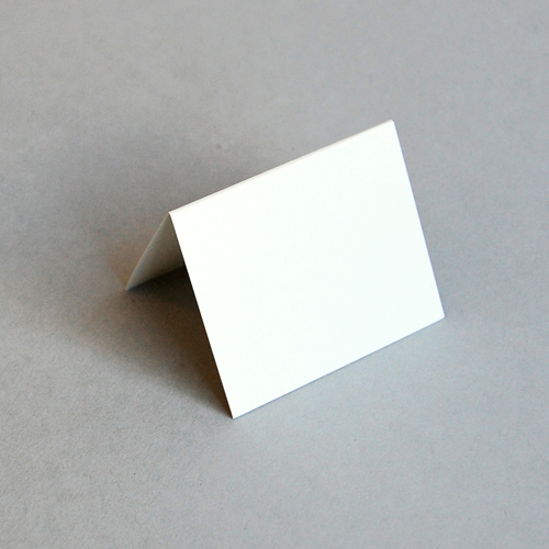 altweiße blanco Tischkärtchen, fast quadratisch, mit glatter Oberfläche, 5 x 6 cm