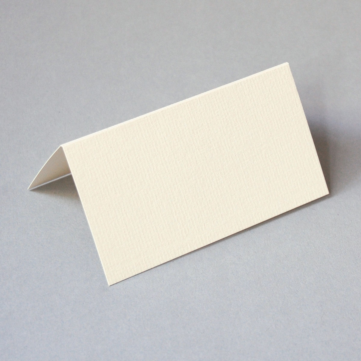 blanco Tischkarten zum Hinstellen aus cremefarbenem, leicht gerippten Karton, 6 x 11 cm