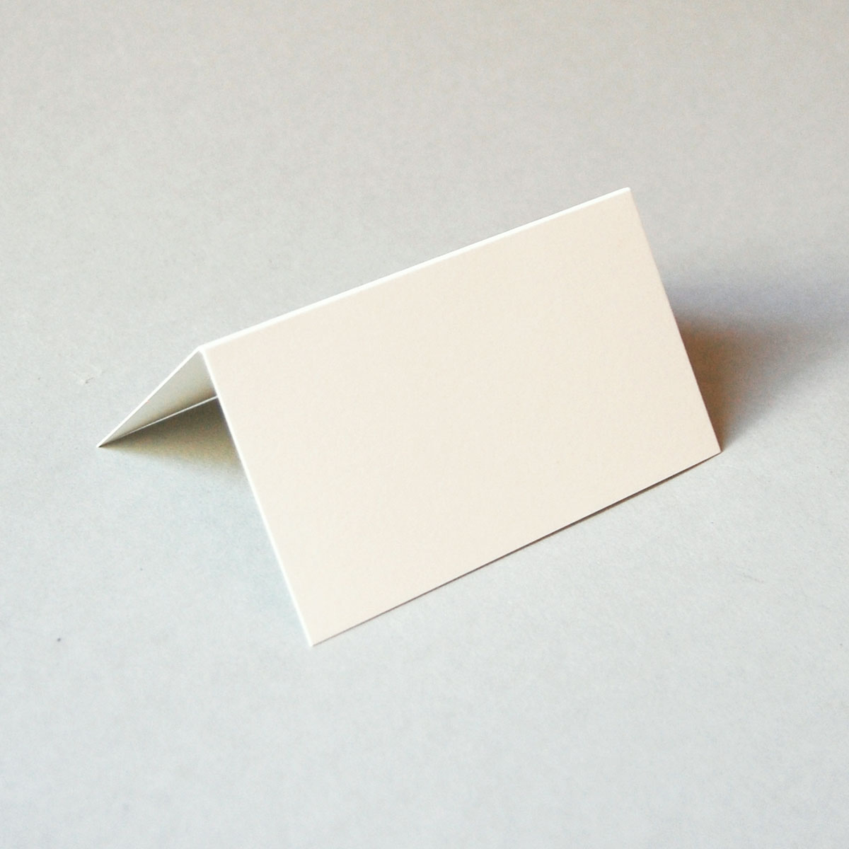 blanco-Tischkarten, altweißer glatter Karton, 6 x 11 cm, Munken Pure 300 g/qm