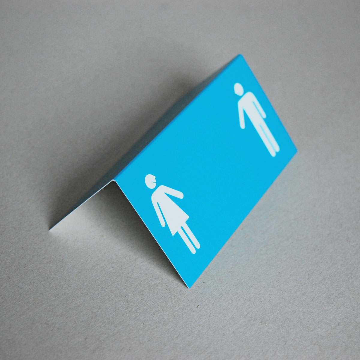 hellblaue Designer-Tischkarten mit Mann und Frau (Piktogramme)