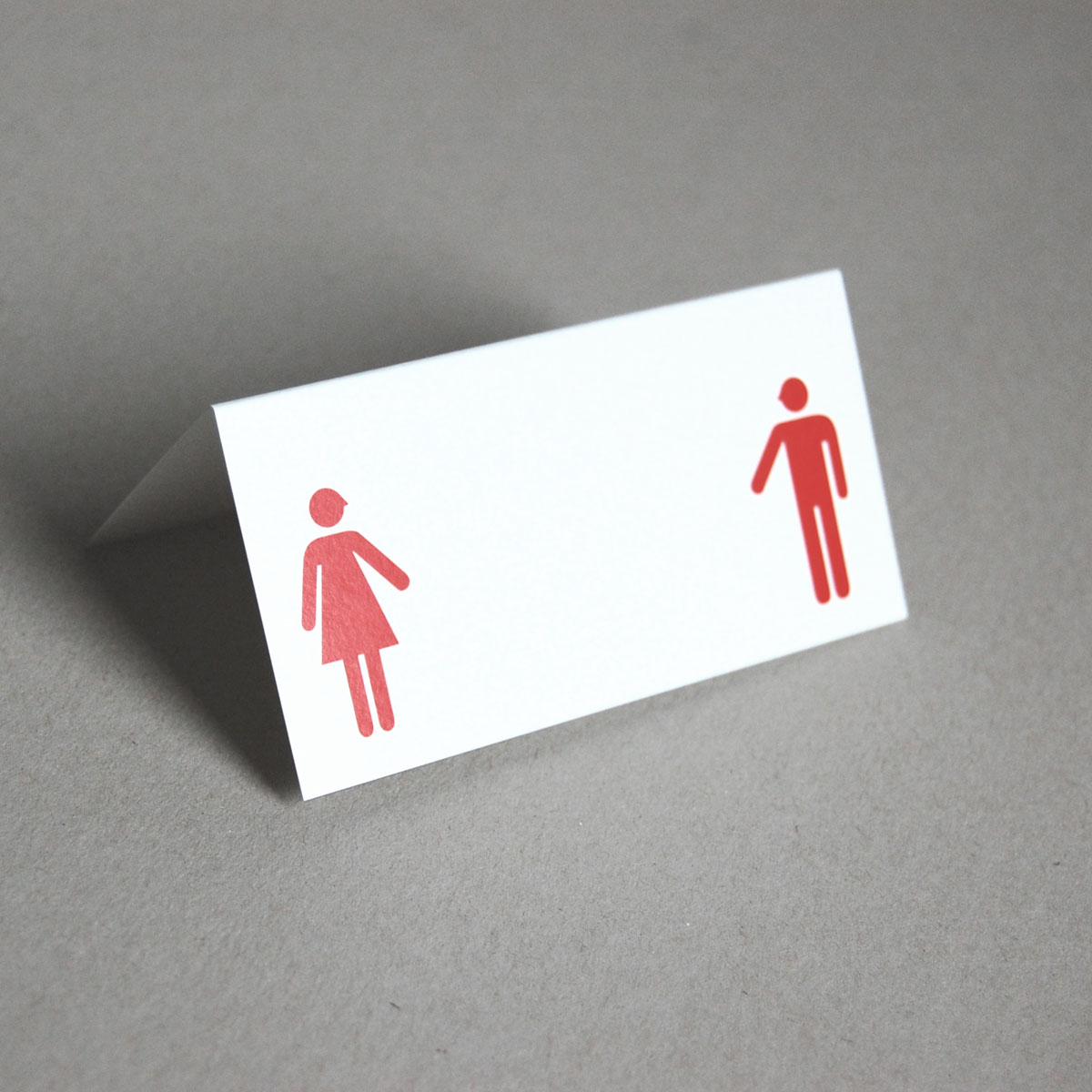 rote Tischkarten für das Hochzeitsessen mit modernem Paar