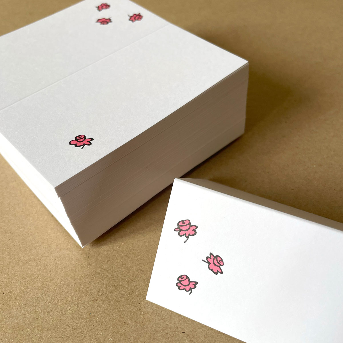 bedruckte Tischkarten mit rosa Rosen
