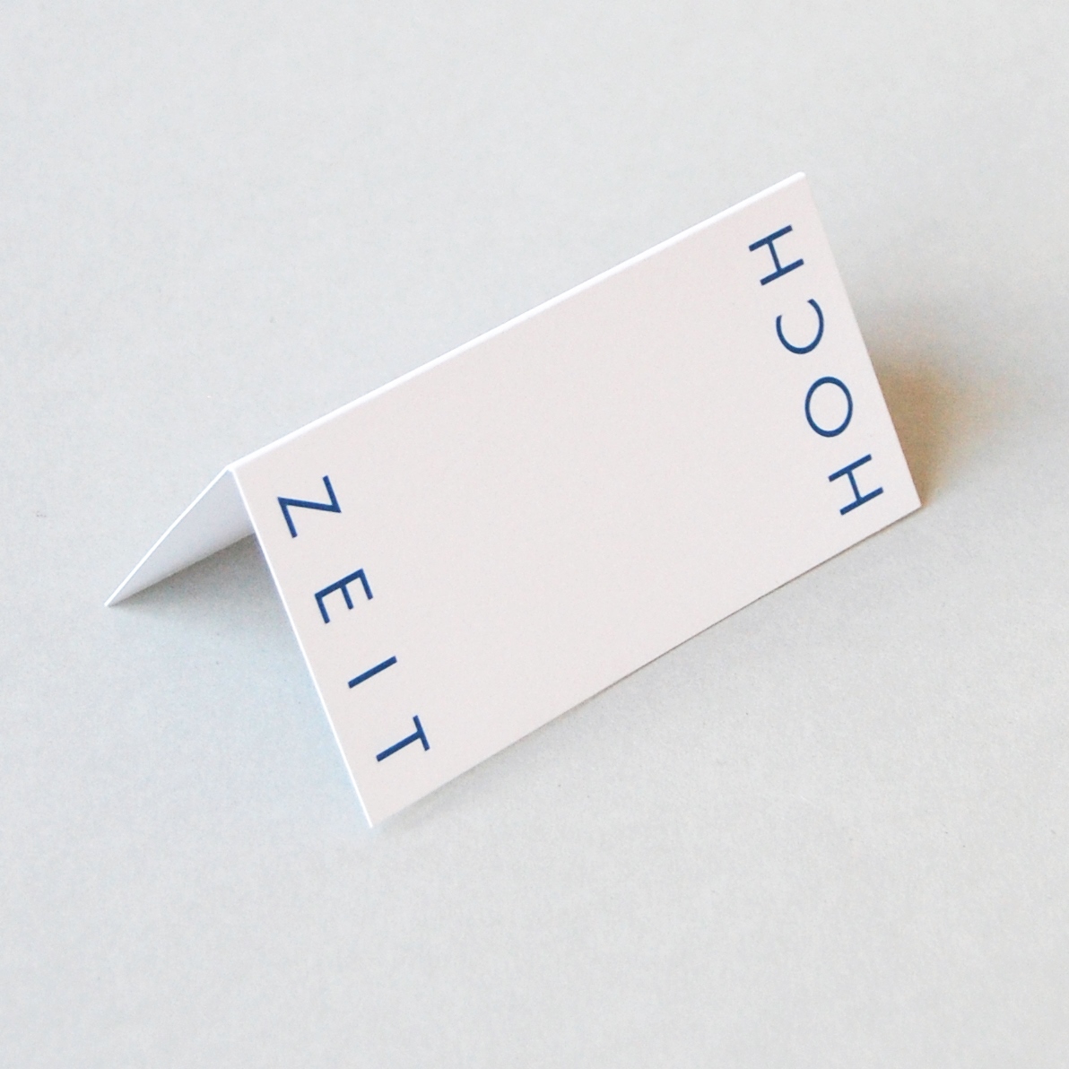 HOCH ZEIT, blau gedruckte Design-Tischkarten für die Hochzeitsfeier