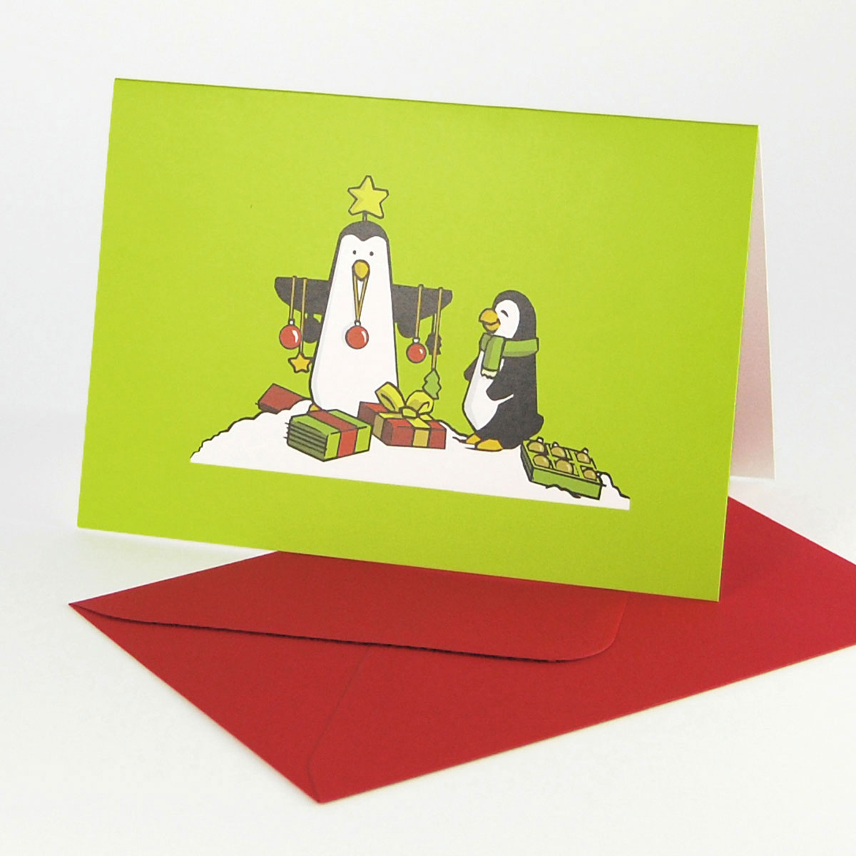 Pinguine mit Weihnachtsdeko, grüne Weihnachtskarten mit farbigen Umschlägen