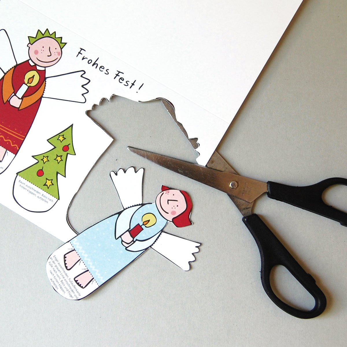 Weihnachtskarten zum Basteln: der Empfänger kann die beiden Engel und den Weihnachtsbaum mit einer Schere ausschneiden