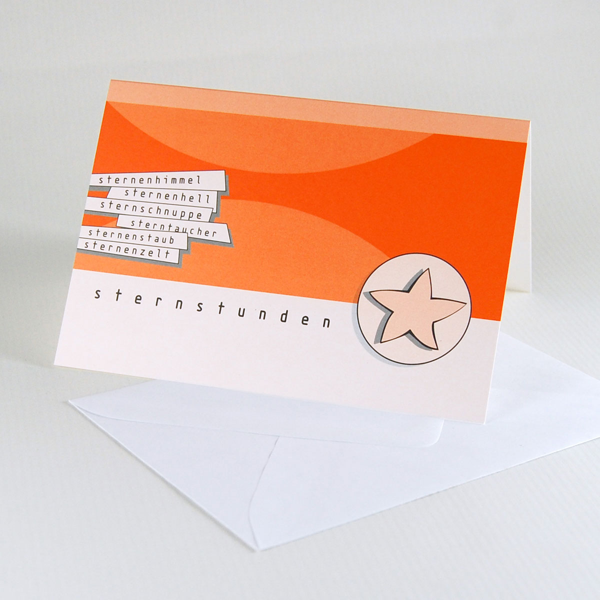 orange Weihnachtskarten mit weißen Umschlägen