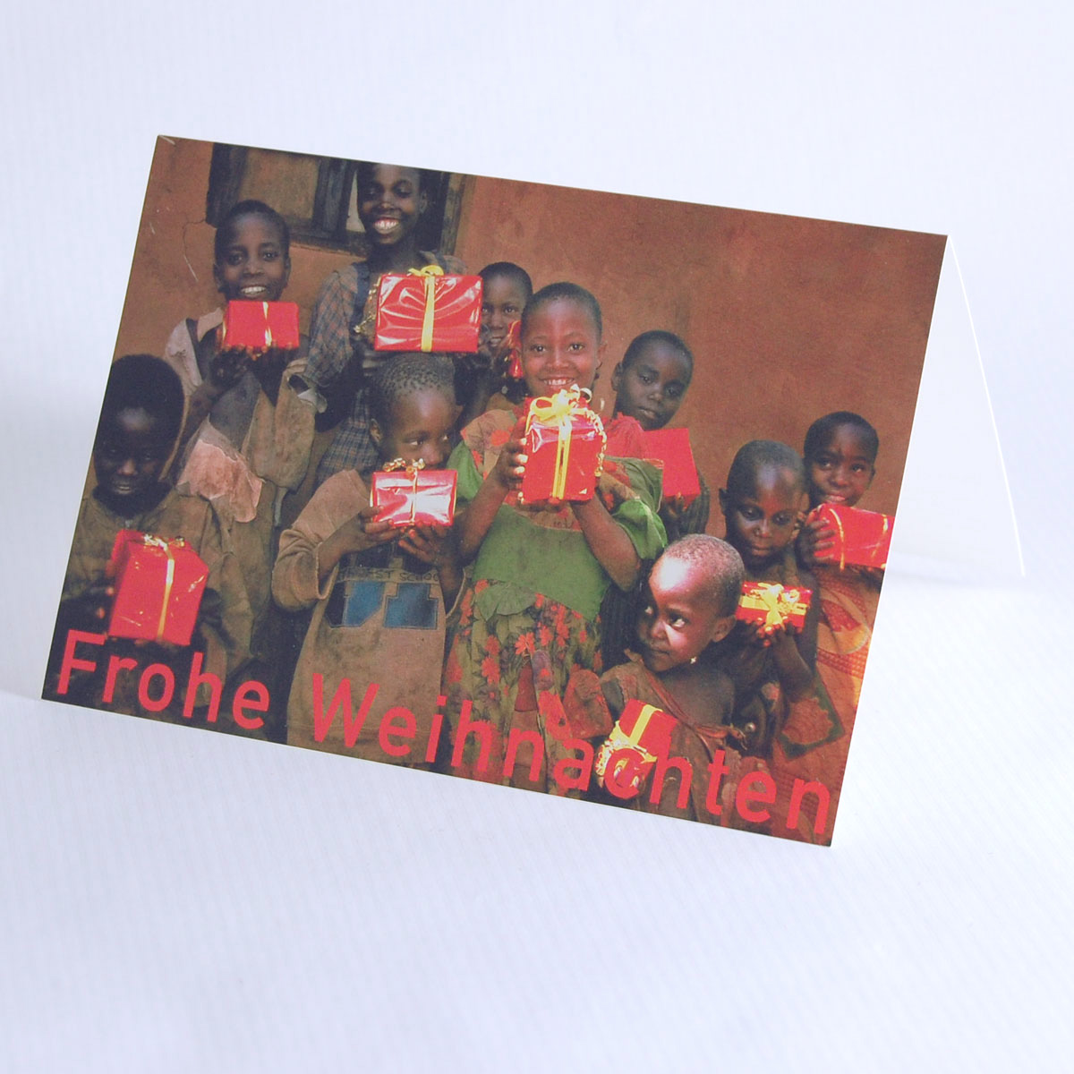 Kinder mit Weihnachtspaketen, Spenden-Weihnachtskarten für die Kinderhilfsorganisation burundikids