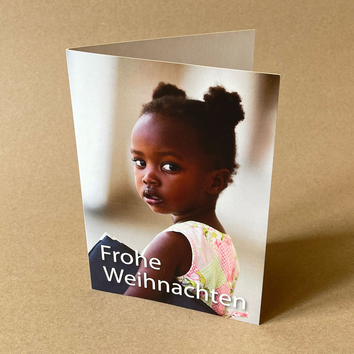 Mädchen mit Mappe, Spenden-Weihnachtskarten für burundikids