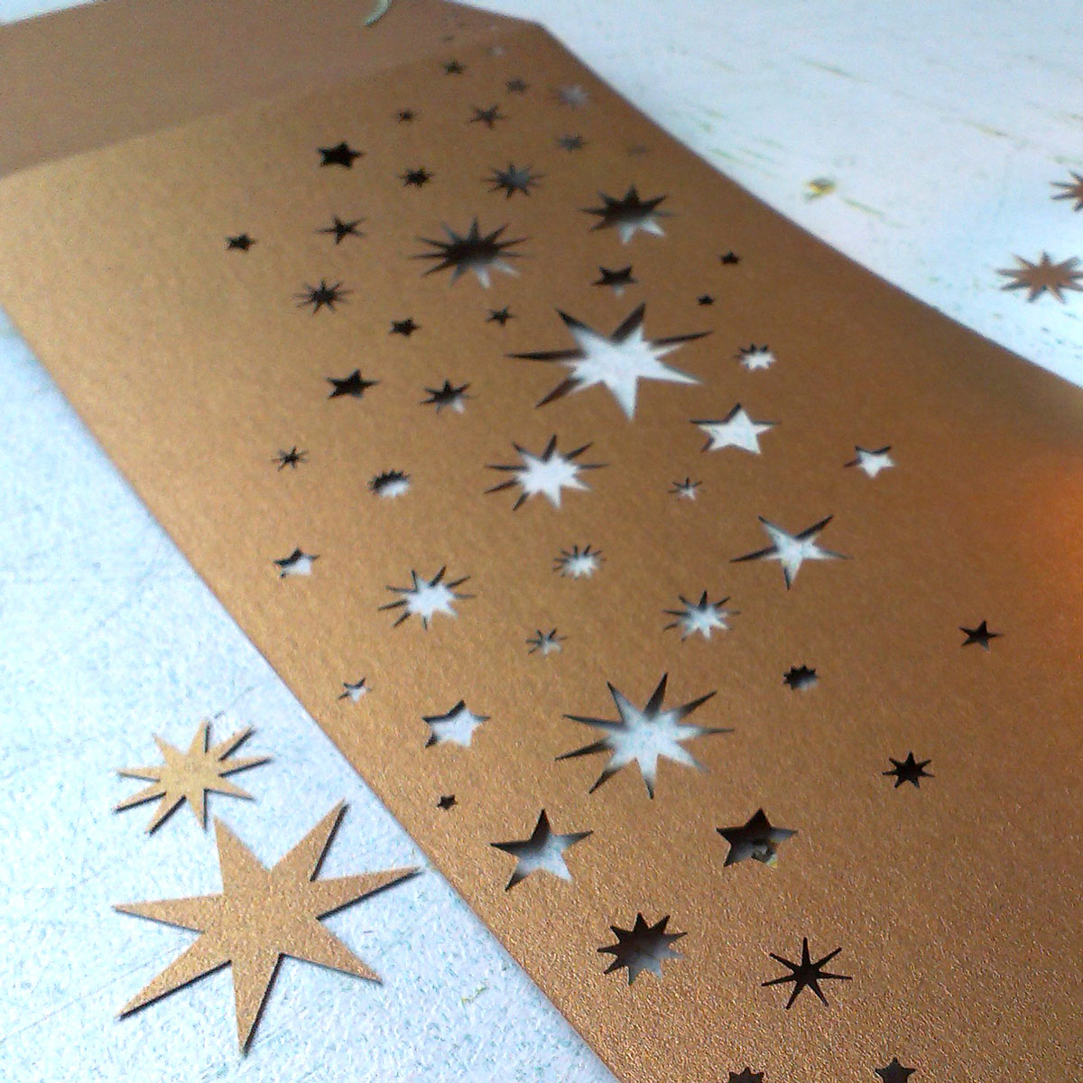 Teelicht, hochpreisige Design-Weihnachtskarten mit gelasternen Sternen