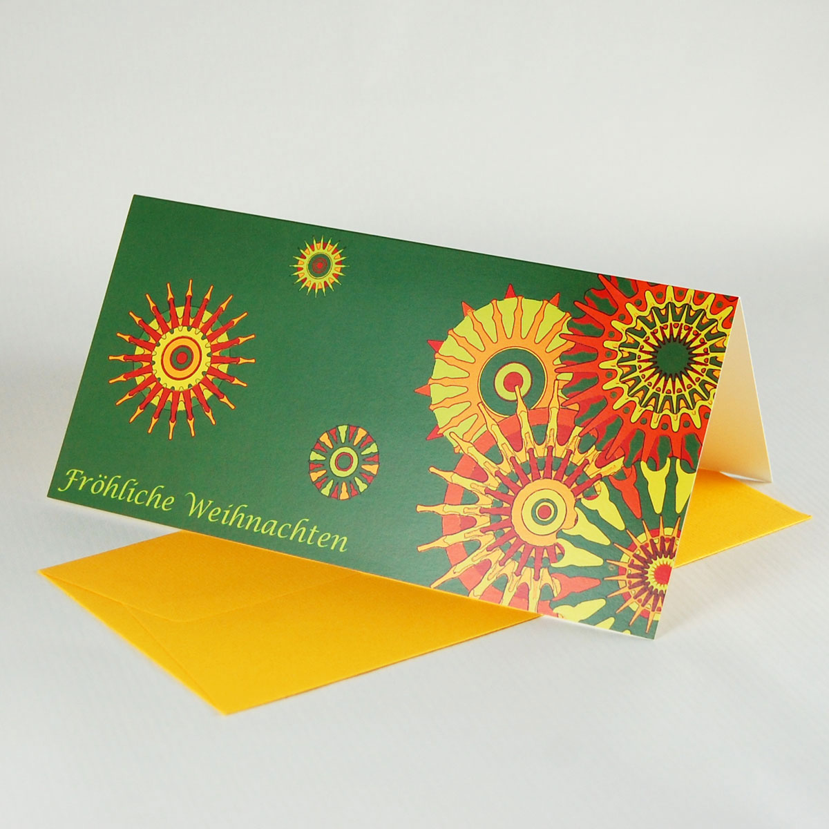 Fröhliche Weihnachten - olivgrüne Design-Weihnachtskarte mit farbigem Umschlag