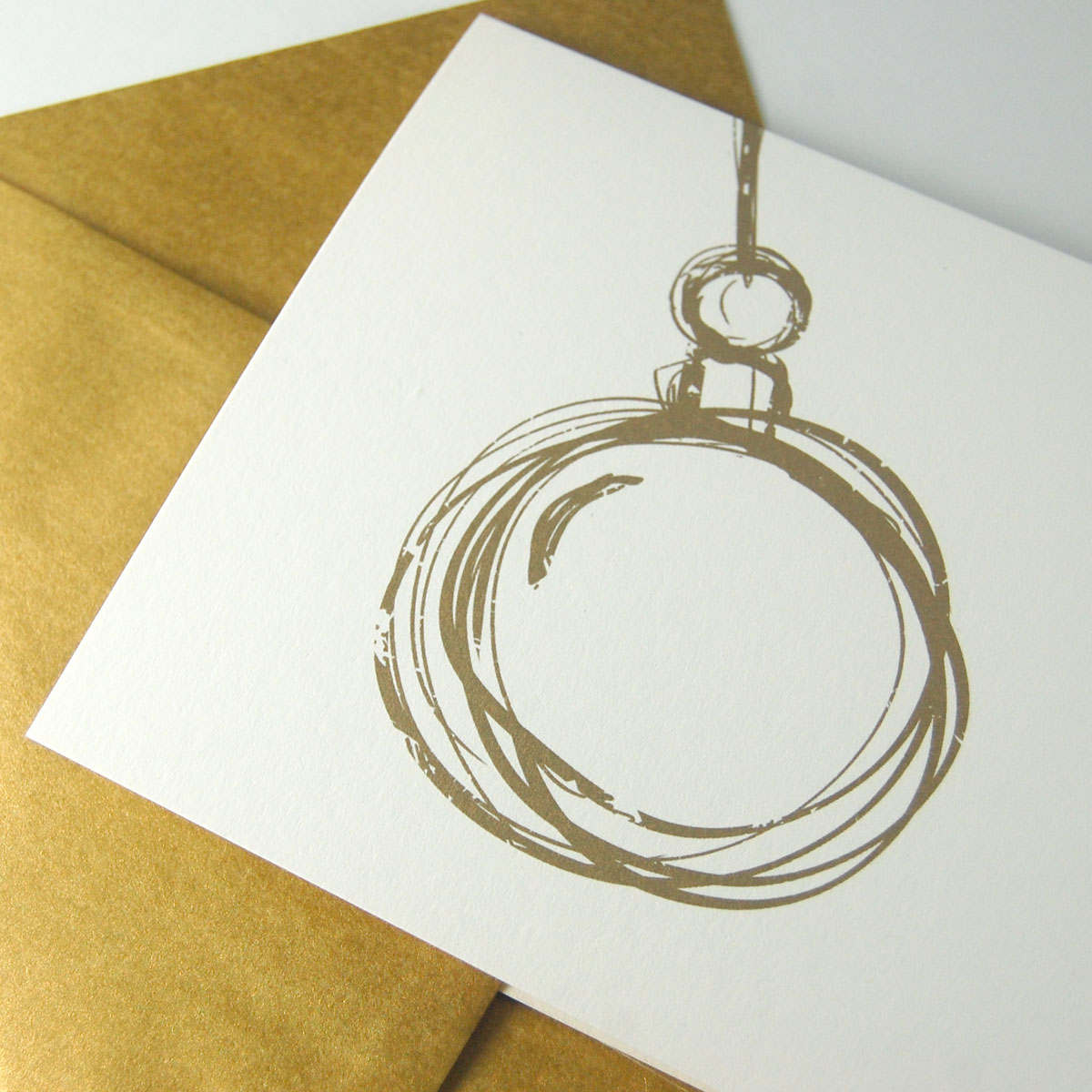 Schwingende Christbaumkugel, edle Recycling-Weihnachtskarten mit goldenem Umschlag
