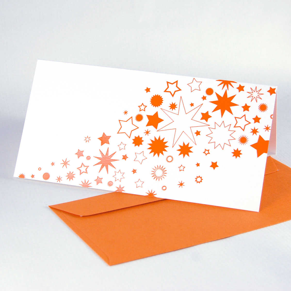 orange Sterne - Design-Weihnachtskarten mit orangen Umschlägen