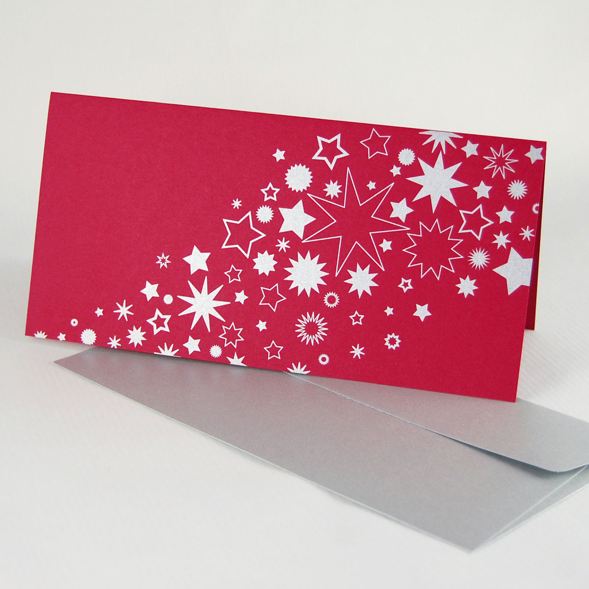 rote Design-Weihnachtskarten mit einem silbernen Umschlag