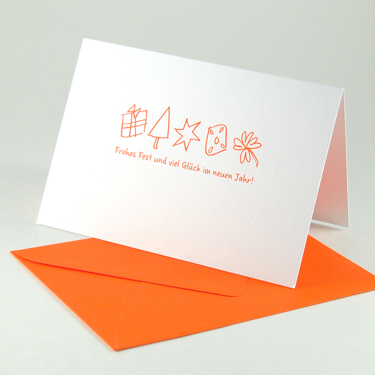 orange gedruckte Weihnachtskarten mit orangen Umschlägen