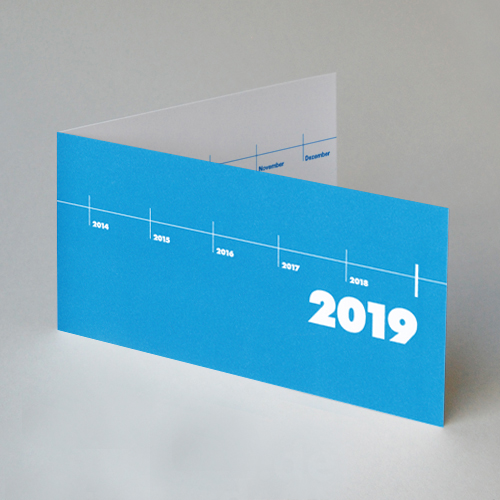 typographische Neujahrskarten mit Jahreszahlen und Monaten auf einer Zeitleiste, Druck in blau