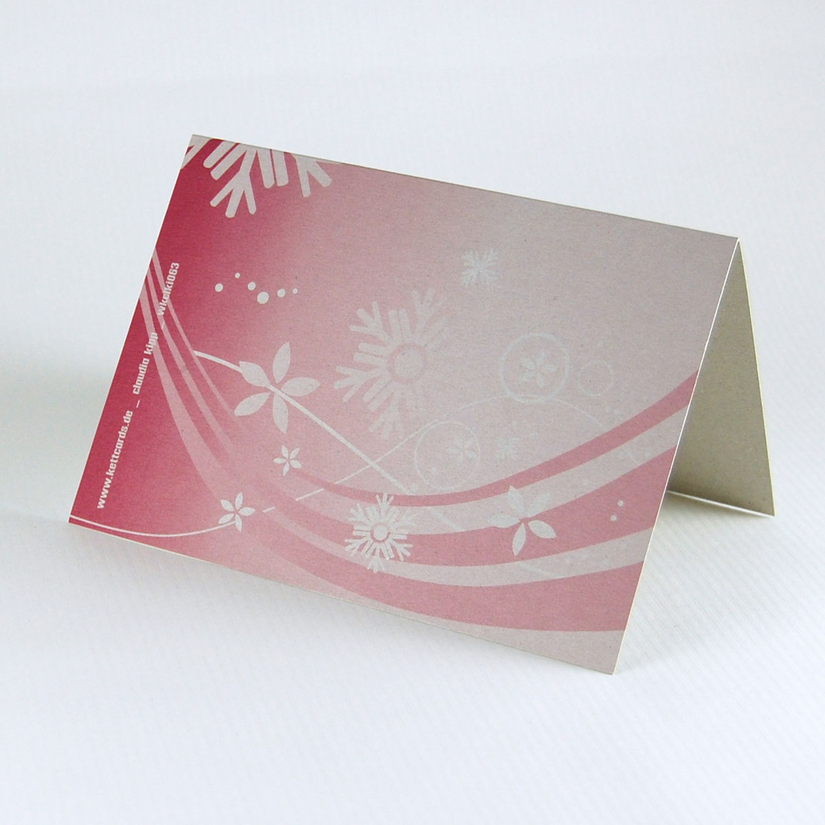 rote Recycling-Weihnachtskarten aus Graupappe, grafische Gestaltung der Rückseite