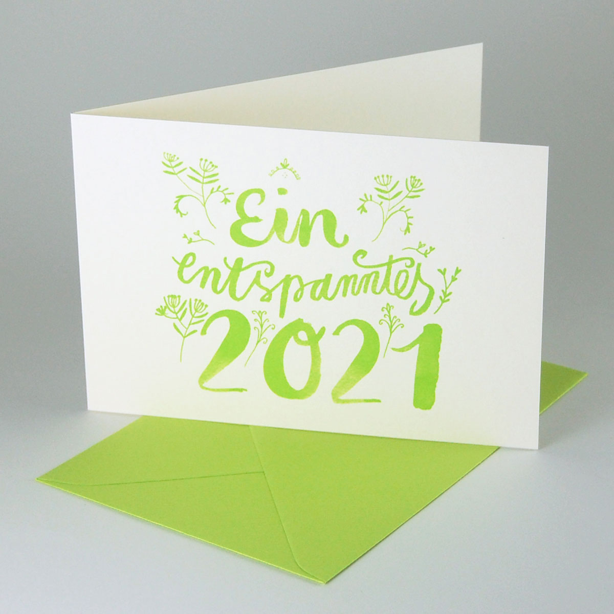 Ein entspanntes 2022, grün gedruckte Recycling-Neujahrskarten mit grünen Umschlägen