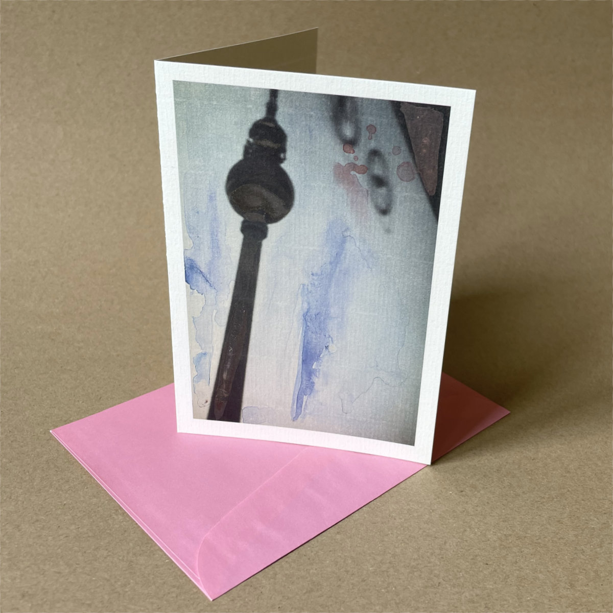 Berlinkarten mit Recycling-Umschlägen, Fernsehturm am Alex aus der S-Bahn gesehen
