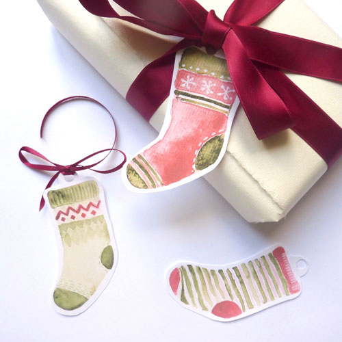 die Socken kann man ausschneiden und als Geschenkanhänger verwenden