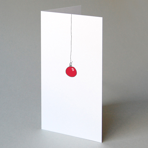 Minimaleinsatz, Recycling-Weihnachtskarten, eine rote Christbaumkugel