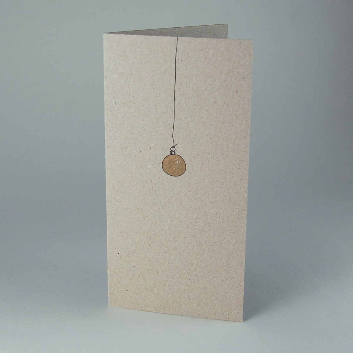 Minimaleinsatz, puristische Recycling-Weihnachtskarten mit einer goldenen Weihnachtsbaumkugel