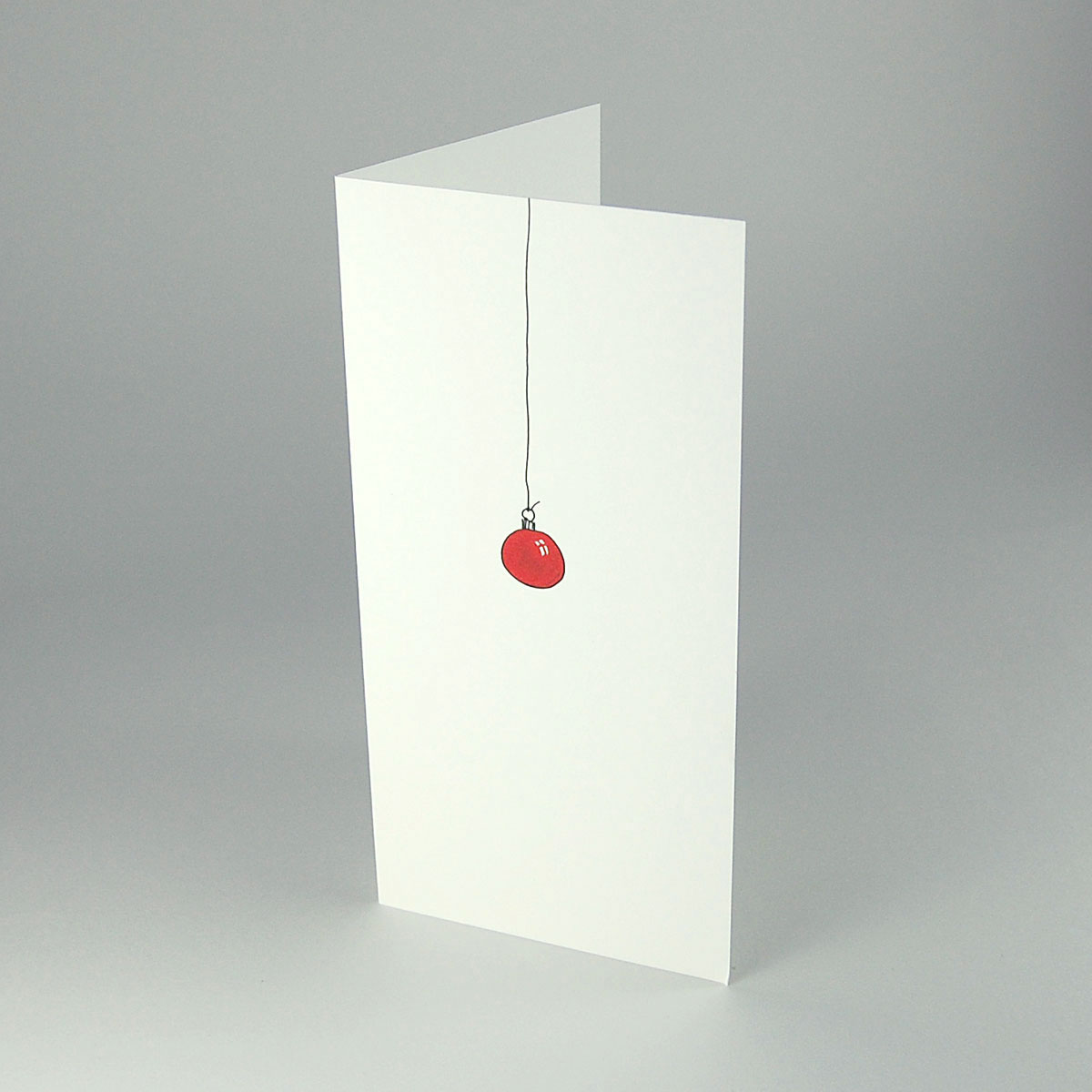 Minimaleinsatz, puristische Weihnachtskarten mit einer kleinen roten Weihnachtsbaumkugel