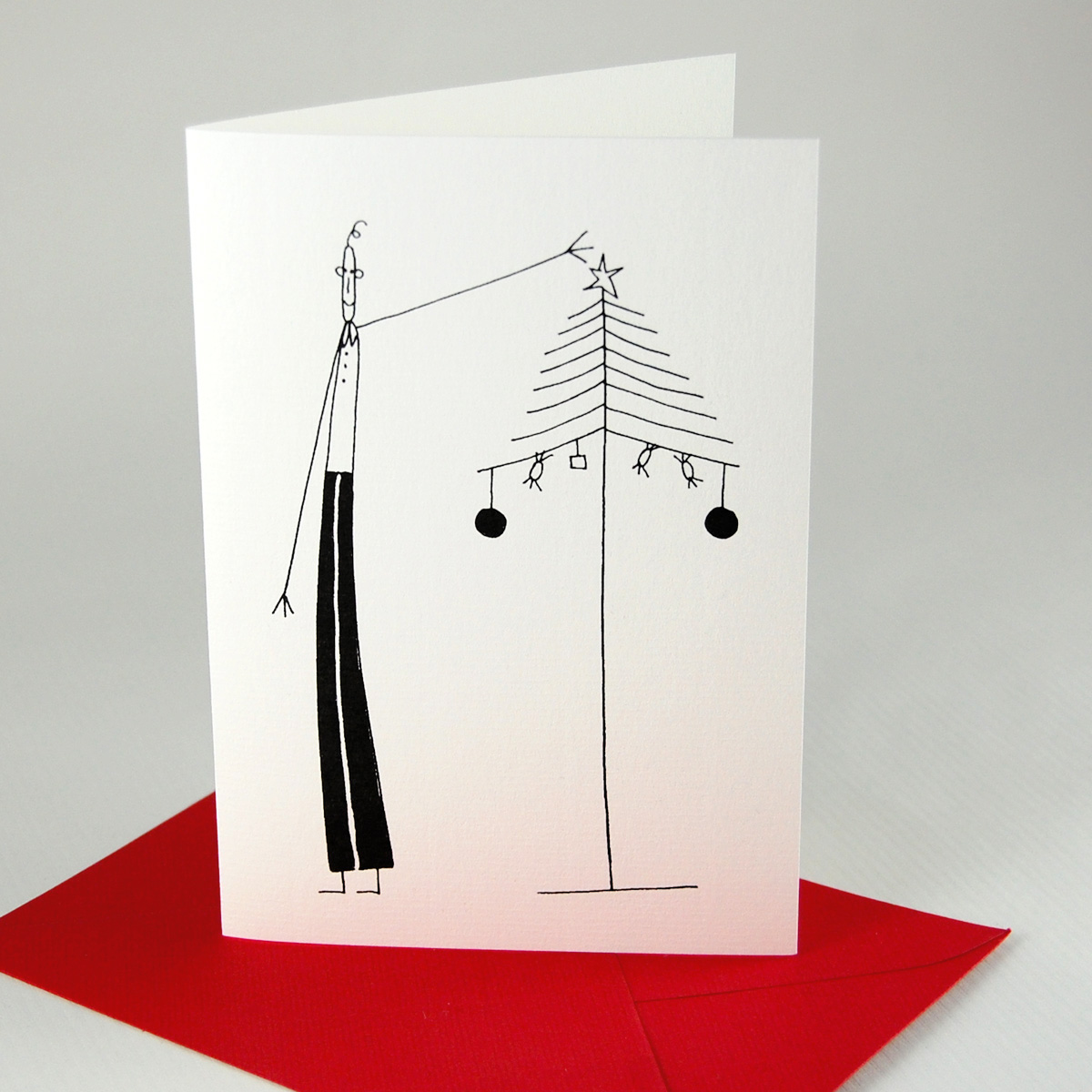 Beim Schmücken des Weihnachtsbaums, schlichte Weihnachtskarten mit roten Umschlägen