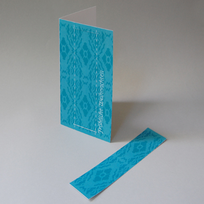 Fröhliche Weihnachten. Weihnachtskarten in Wunschfarbe mit Lesezeichen als Geschenk