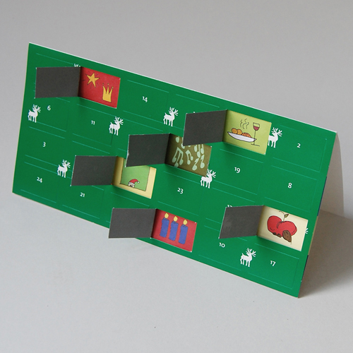 Adventskalender mit geöffneten Türchen