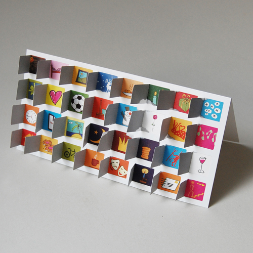 Adventskalender mit aufgeklappten Türchen
