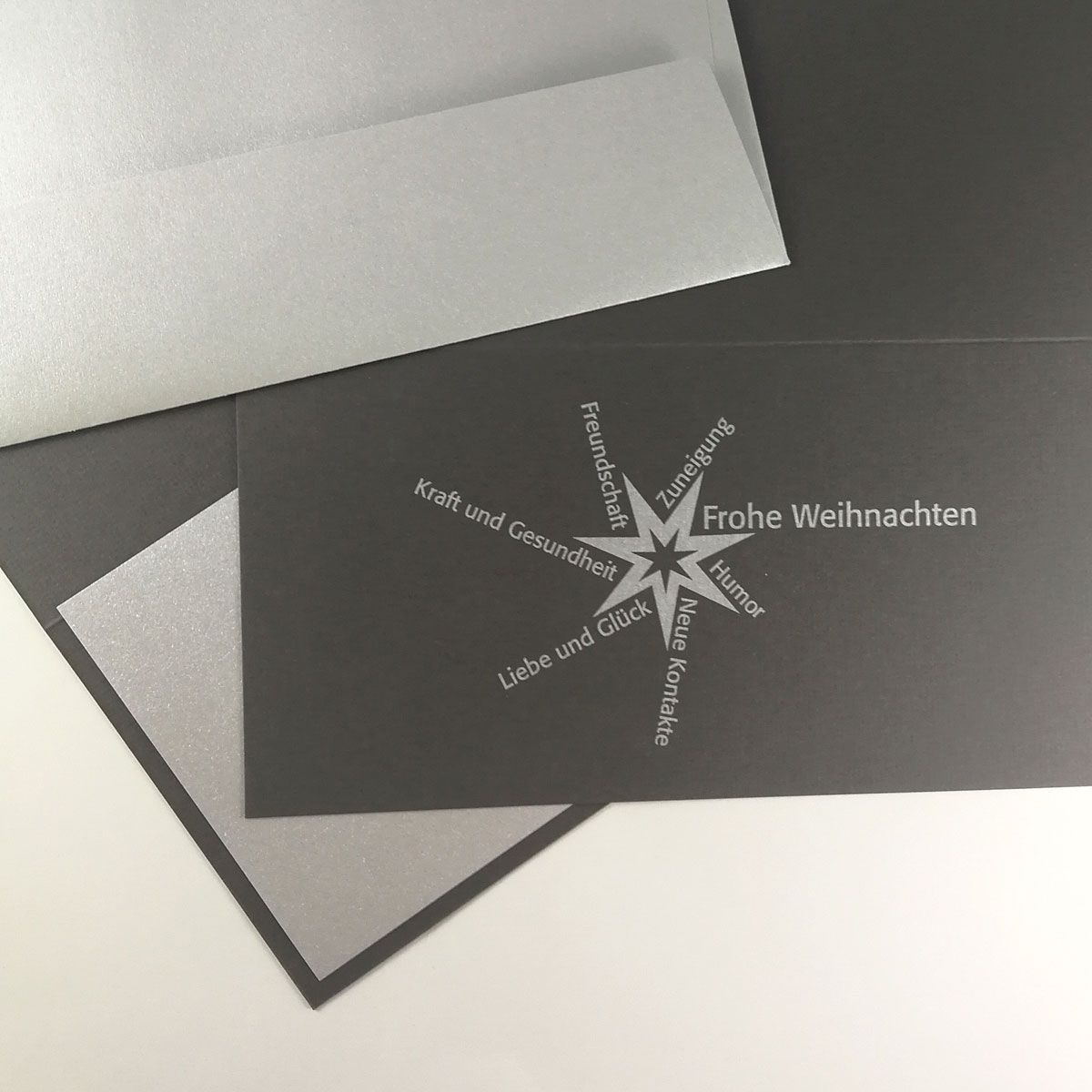 Grüße und Wünsche - anthrazitfarbene Firmen-Weihnachtskarten mit silbernem Umschlag und Einlegeblatt