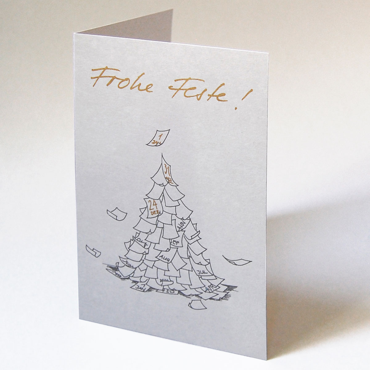 Jahresende, Season´s Greetings / graue Karten mit Weihnachtsbaum aus heruntergefallenen Kalenderblättern
