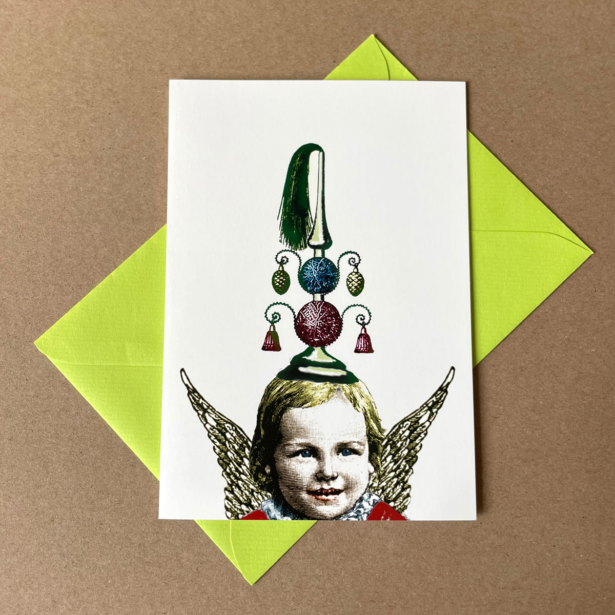 Engelchen mit Weihnachtsschmuck, Weihnachtskarten im Retrostil mit farbigen Umschlägen
