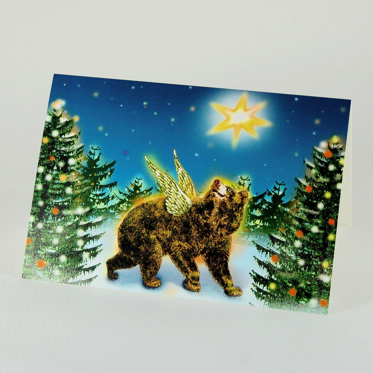 skurille Weihnachtskarten mit Foto: geflügelter Bär im Wald