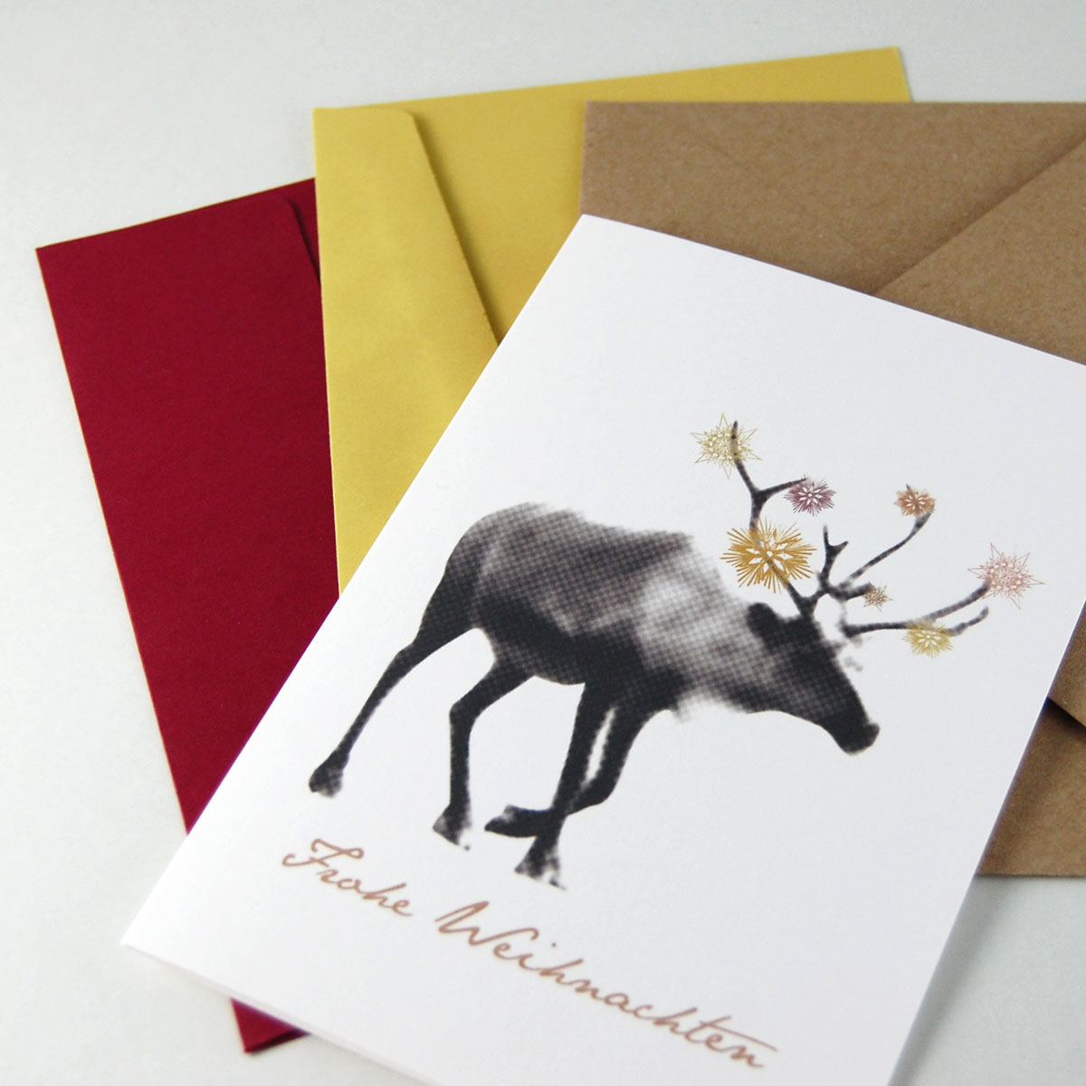 Rentier, moderne Weihnachtskarten mit farbigen Recyclingumschlägen