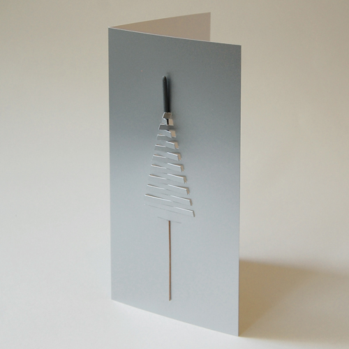 Design-Weihnachtskarte mit Wunderkerze und silbernem Karton
