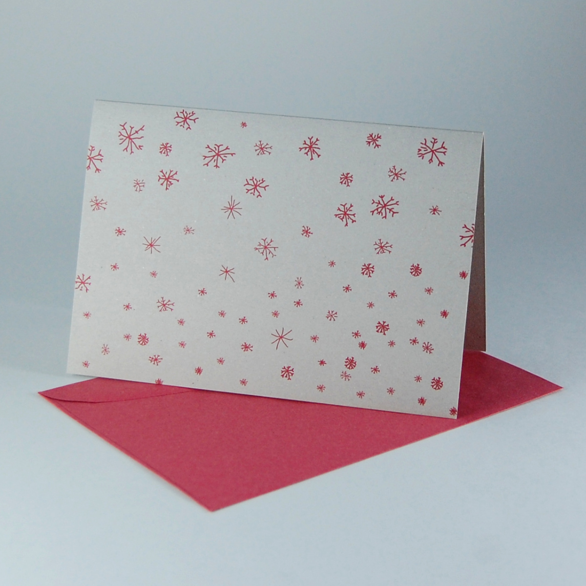 Schneeflocken, graue Recycling-Weihnachtskarten mit roten Schneeflocken