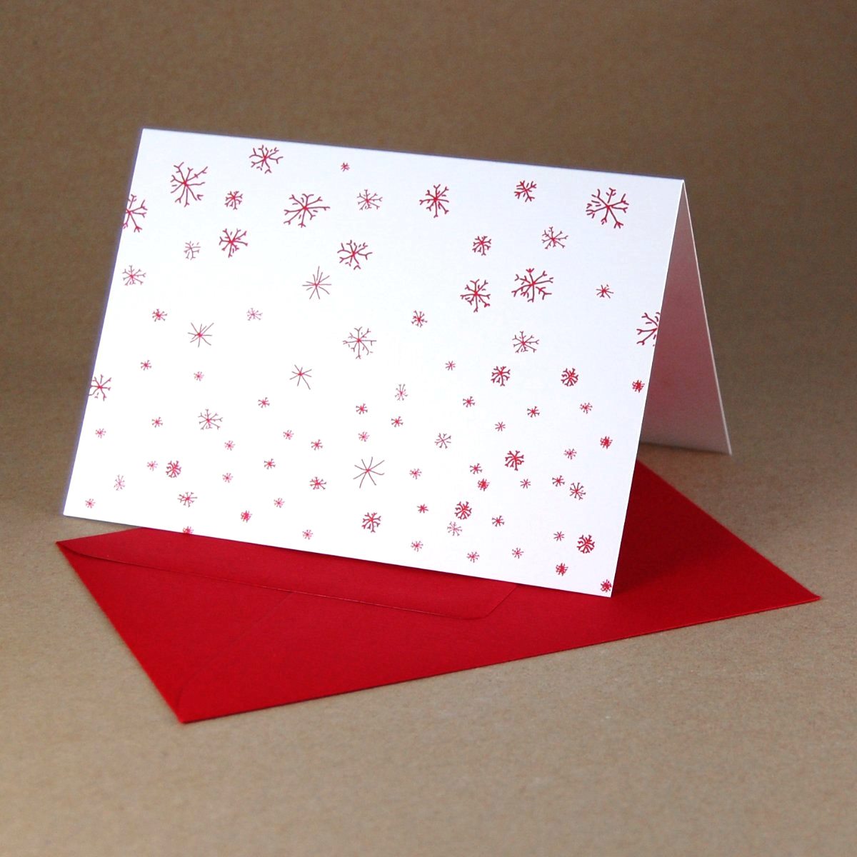 Schneeflocken, Winterkarten in reduziertem Design und roten Kuverts